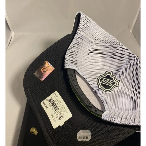 Corey Perry Signed 1st Hat trick HAT 2010 New W Case With Cert Of Authenticity - Picture 3 of 5